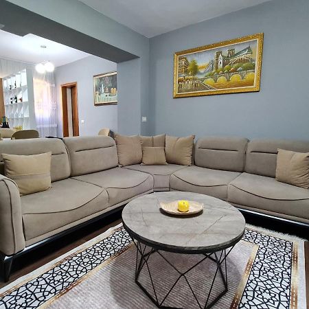 Jon'S Apartment Тирана Екстер'єр фото