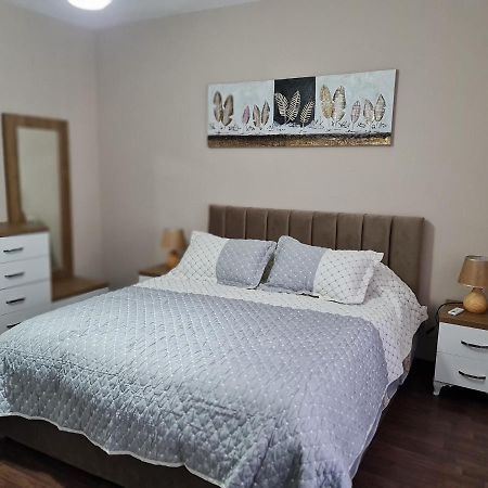 Jon'S Apartment Тирана Екстер'єр фото