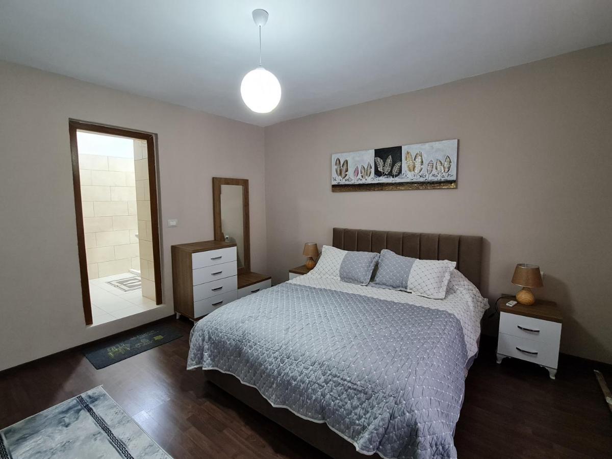 Jon'S Apartment Тирана Екстер'єр фото