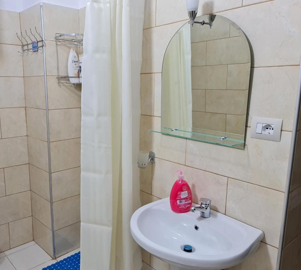 Jon'S Apartment Тирана Екстер'єр фото